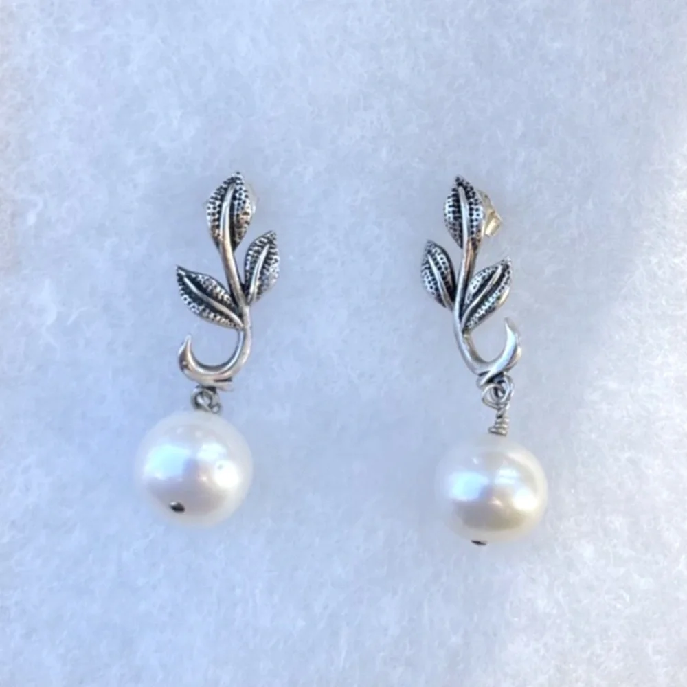 925 Sterling Silver 10mm Pearl Earrings w/ leaf design - Picture 1 of 2